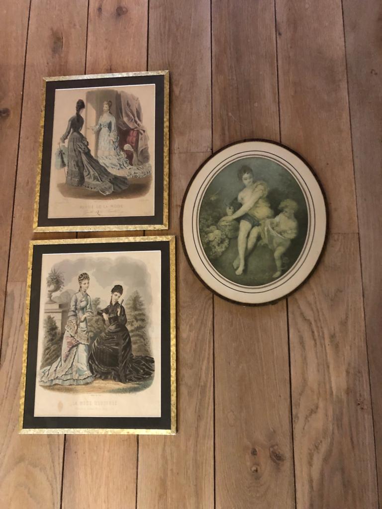 Set composed of two framed fashion engravings and a lithograph reproduction Automne by Watteau