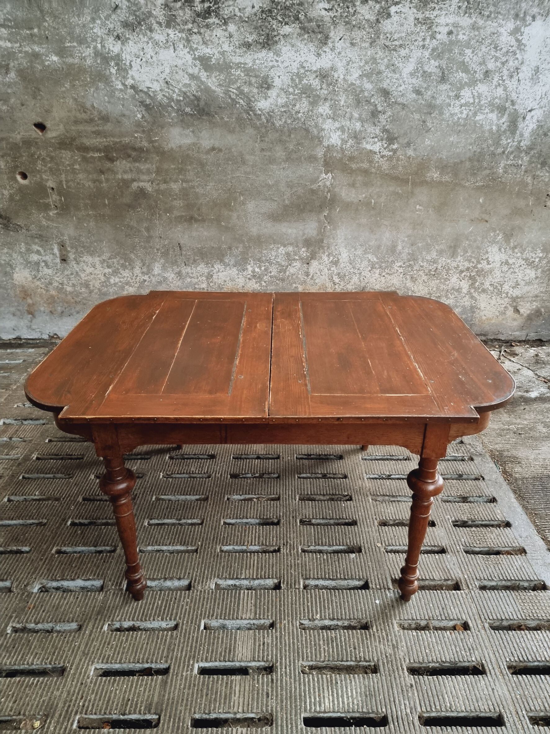 Antique extendable diningtable
