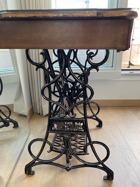 Courthiade period sewing machine