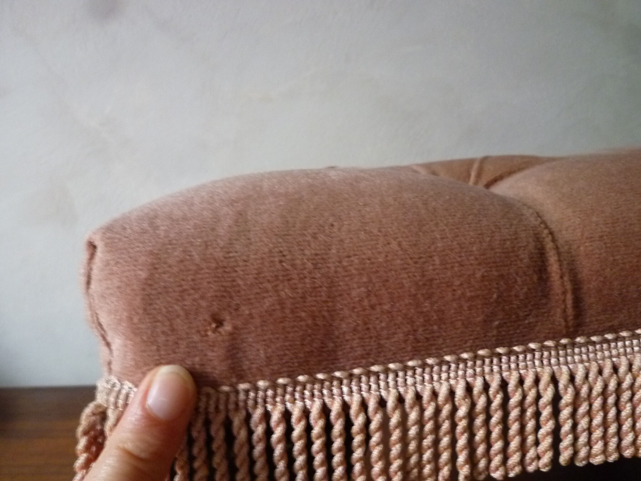 Rests English feet in velvet