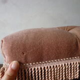 Rests English feet in velvet