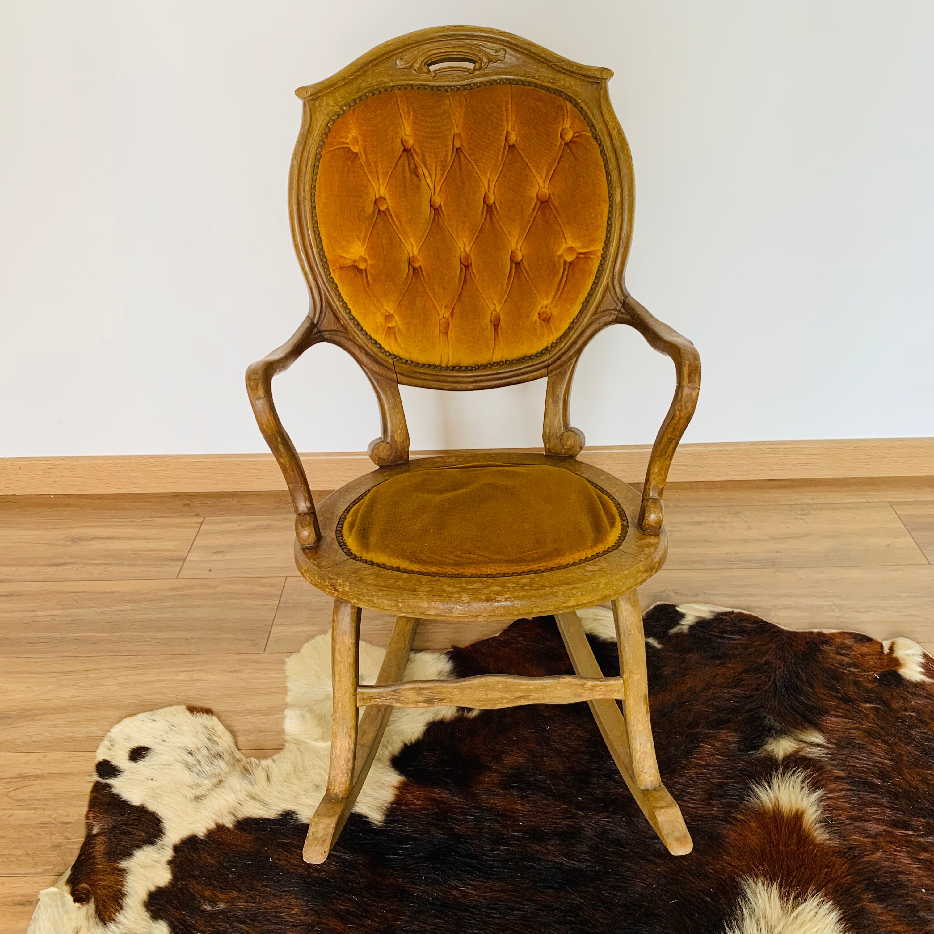Rocking chair back medallion