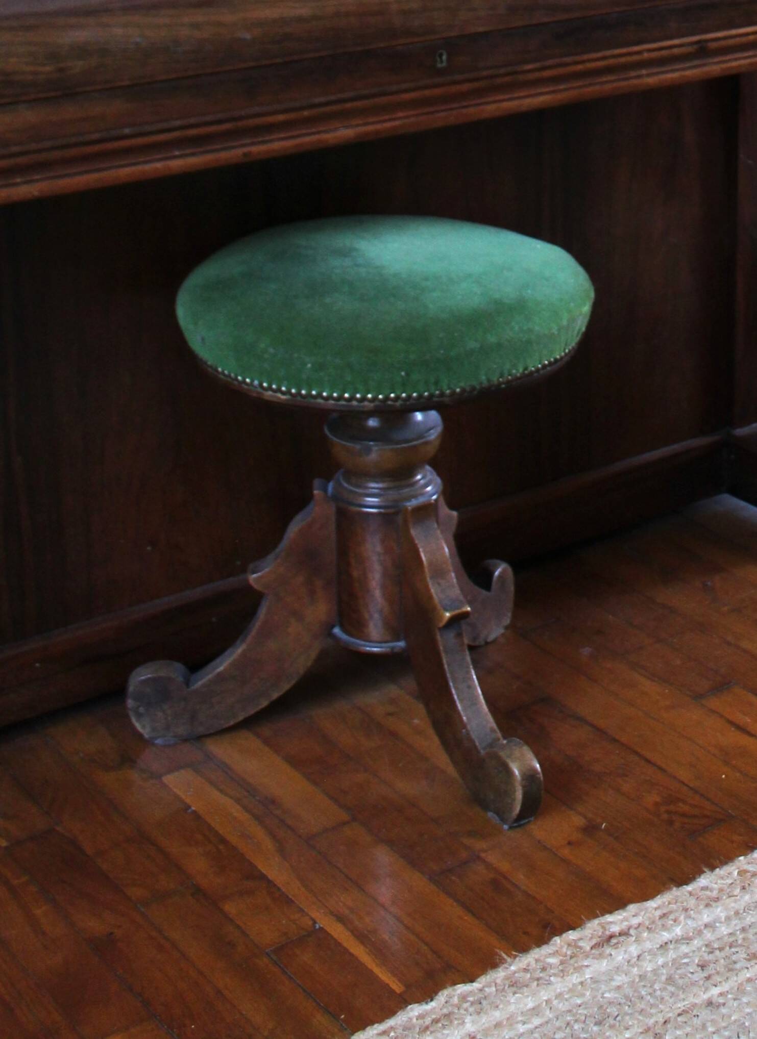 Tabouret de piano ancien en velours vert et bois de noyer
