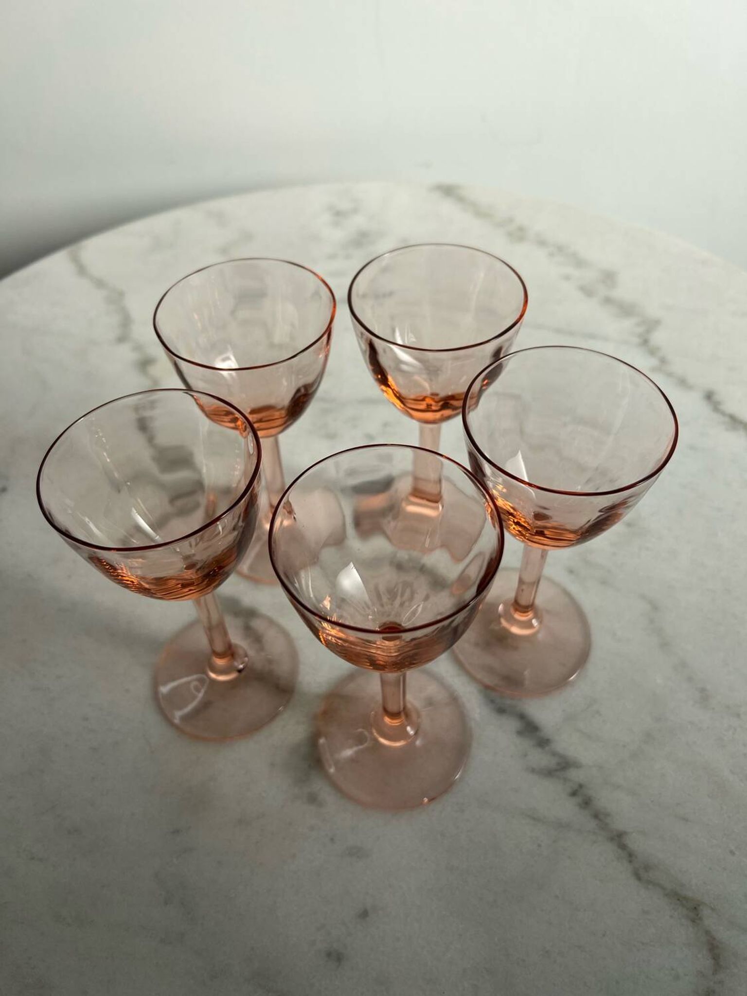5 petits verres à pieds rose en verre