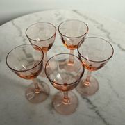 5 petits verres à pieds rose en verre