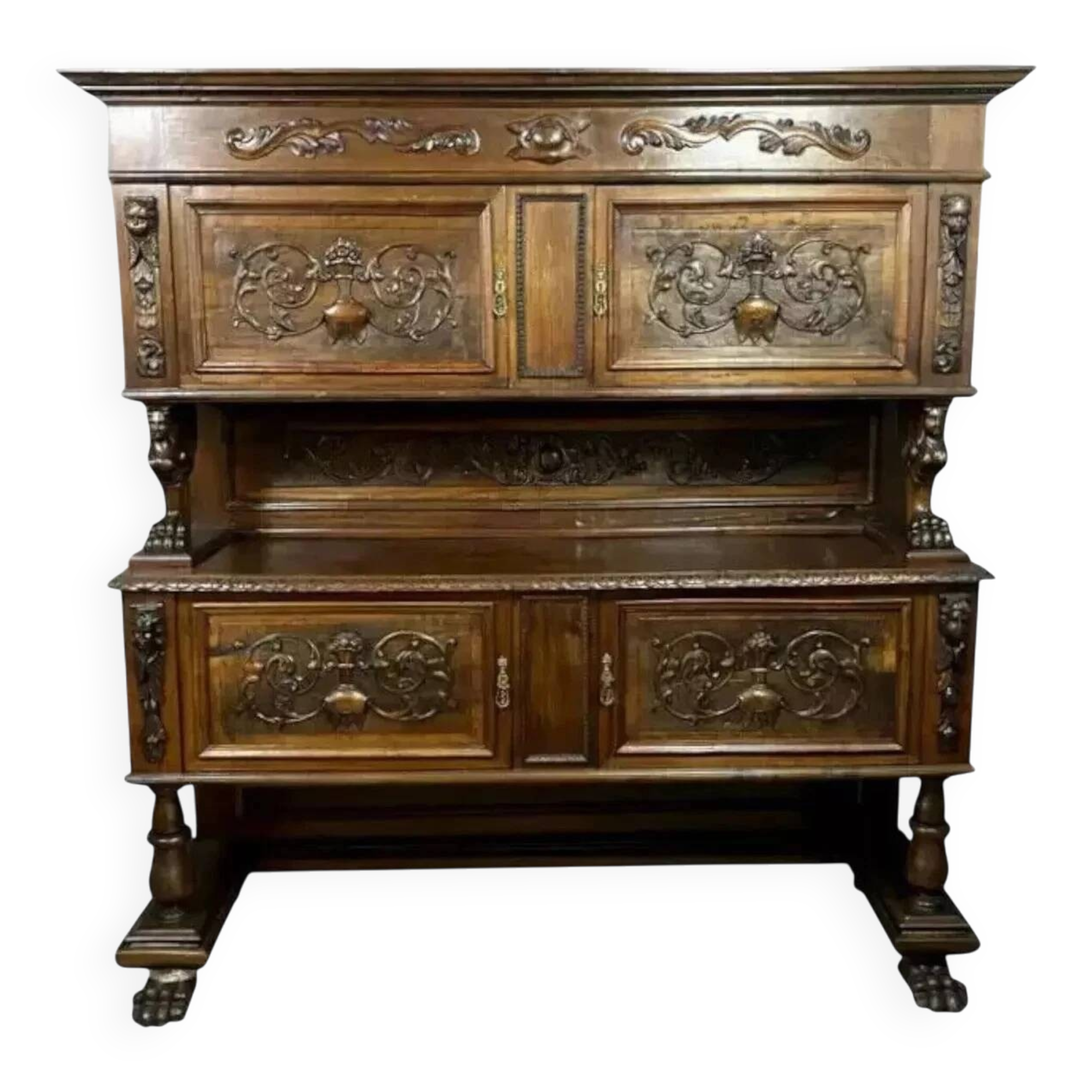 Renaissance sideboard in solid walnut with its original patina circa 1850