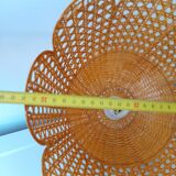 Lustre forme fleur en rotin