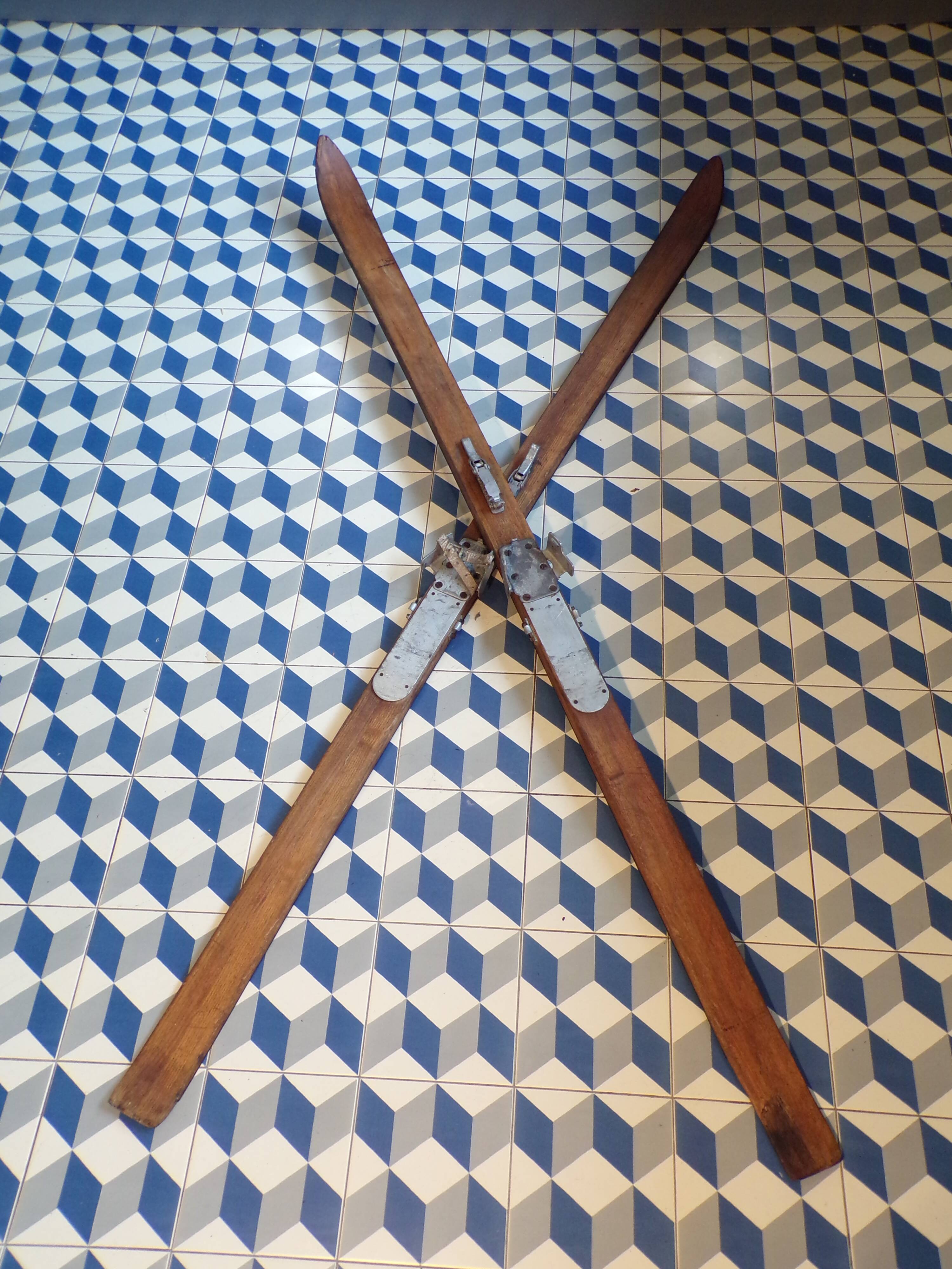 Pair of vintage wooden skis L=200cm