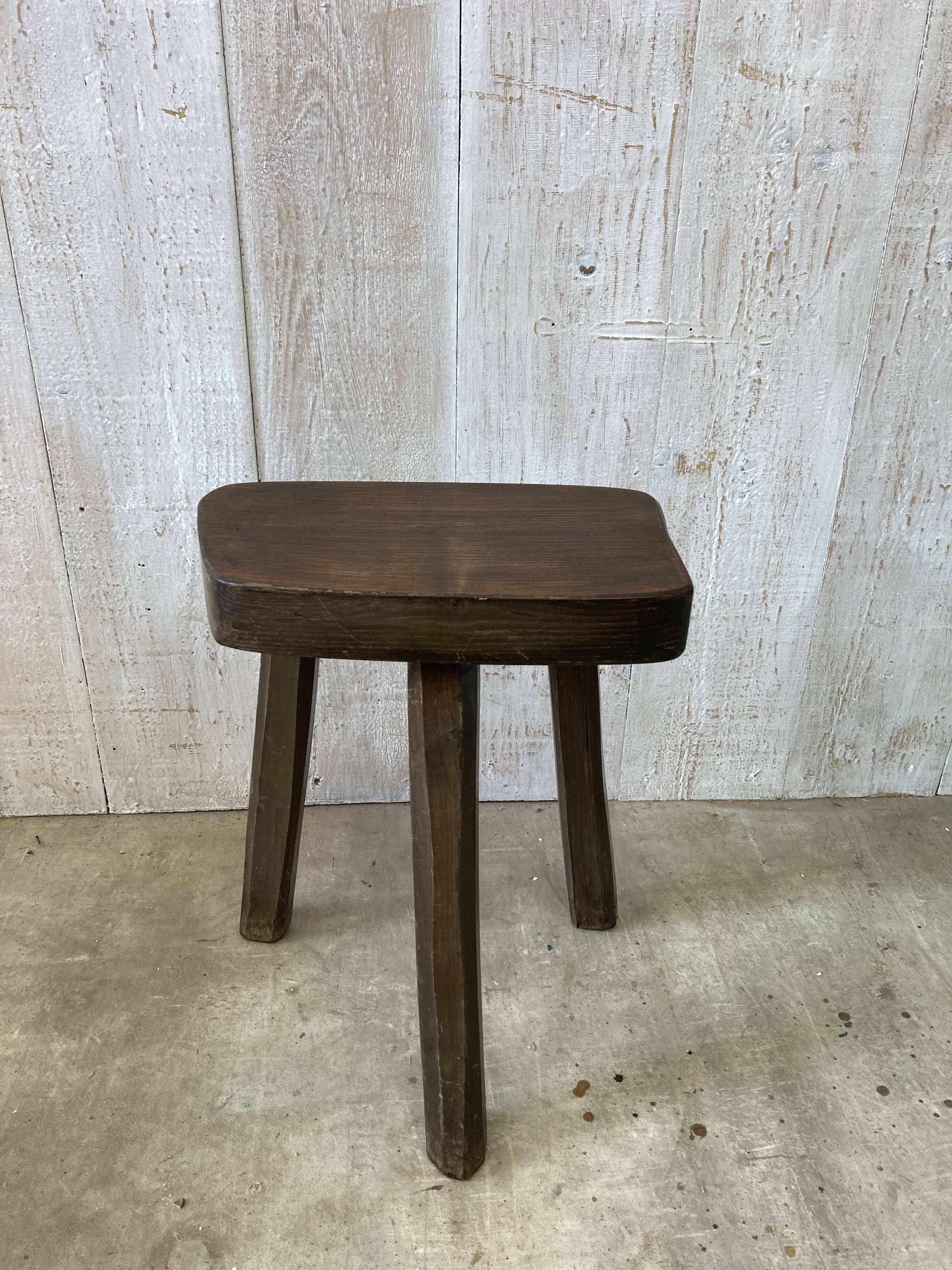Tabouret de ferme tripode