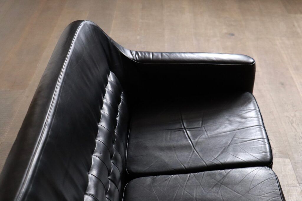 Arne Halvorsen sofa model '2010' in black leather, Norway, 1960s