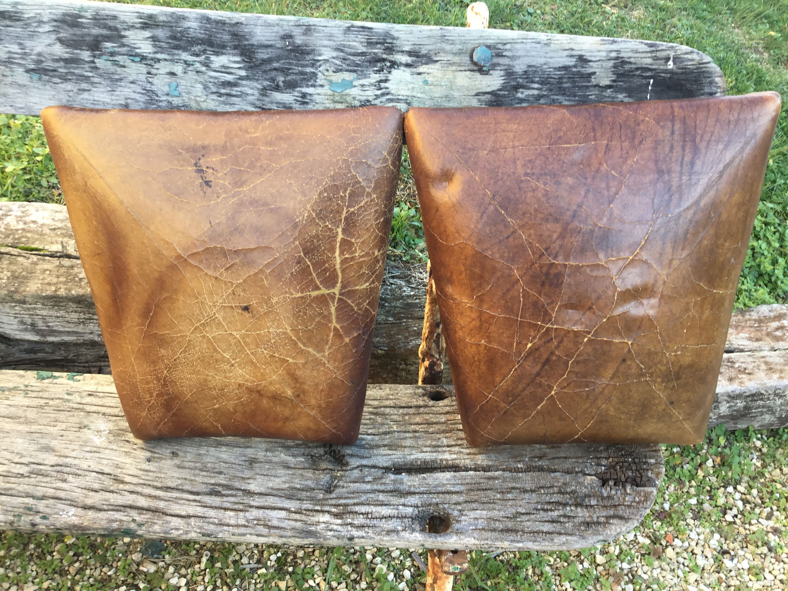 A series of 4 mahogany chairs with 19th th eme leather patties in good condition