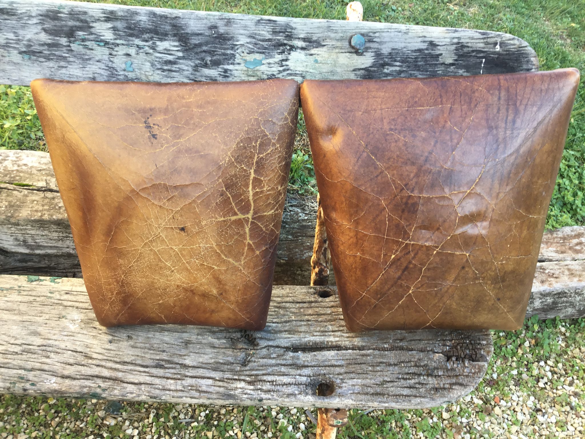 A series of 4 mahogany chairs with 19th th eme leather patties in good condition