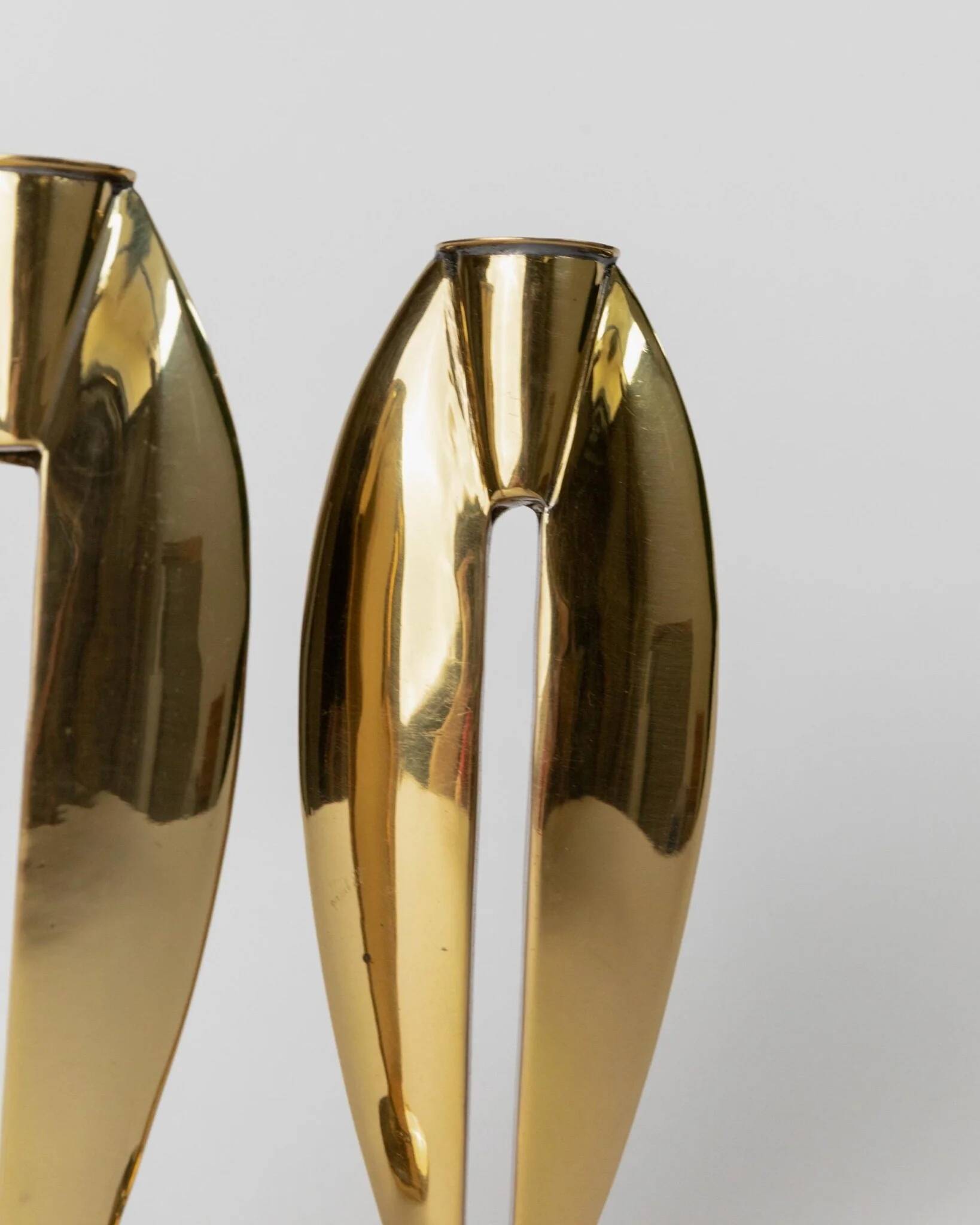 Doré Laiton Vintage Candle Holders – Two 1970s Art Deco Brass Sculptures, Elegant Table Centerpiece