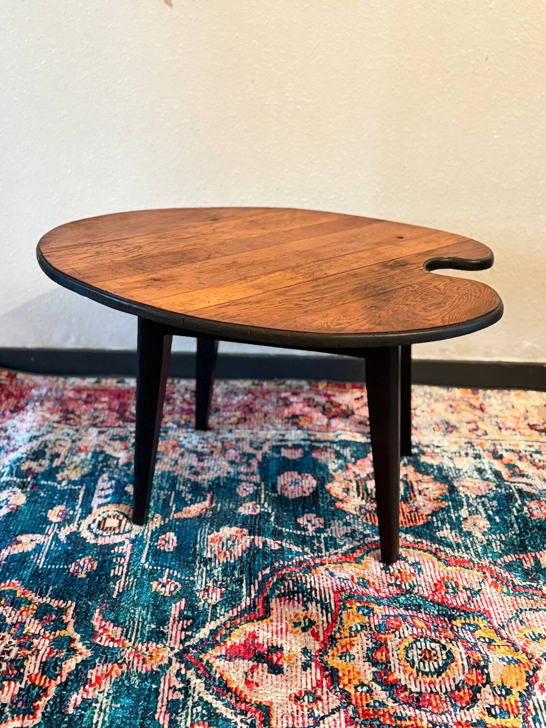 Table basse palette de peintre et pieds compas