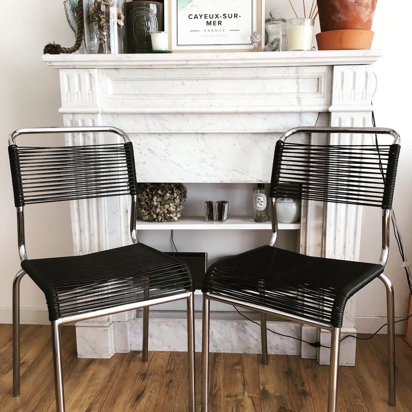 Black scoubidou chairs