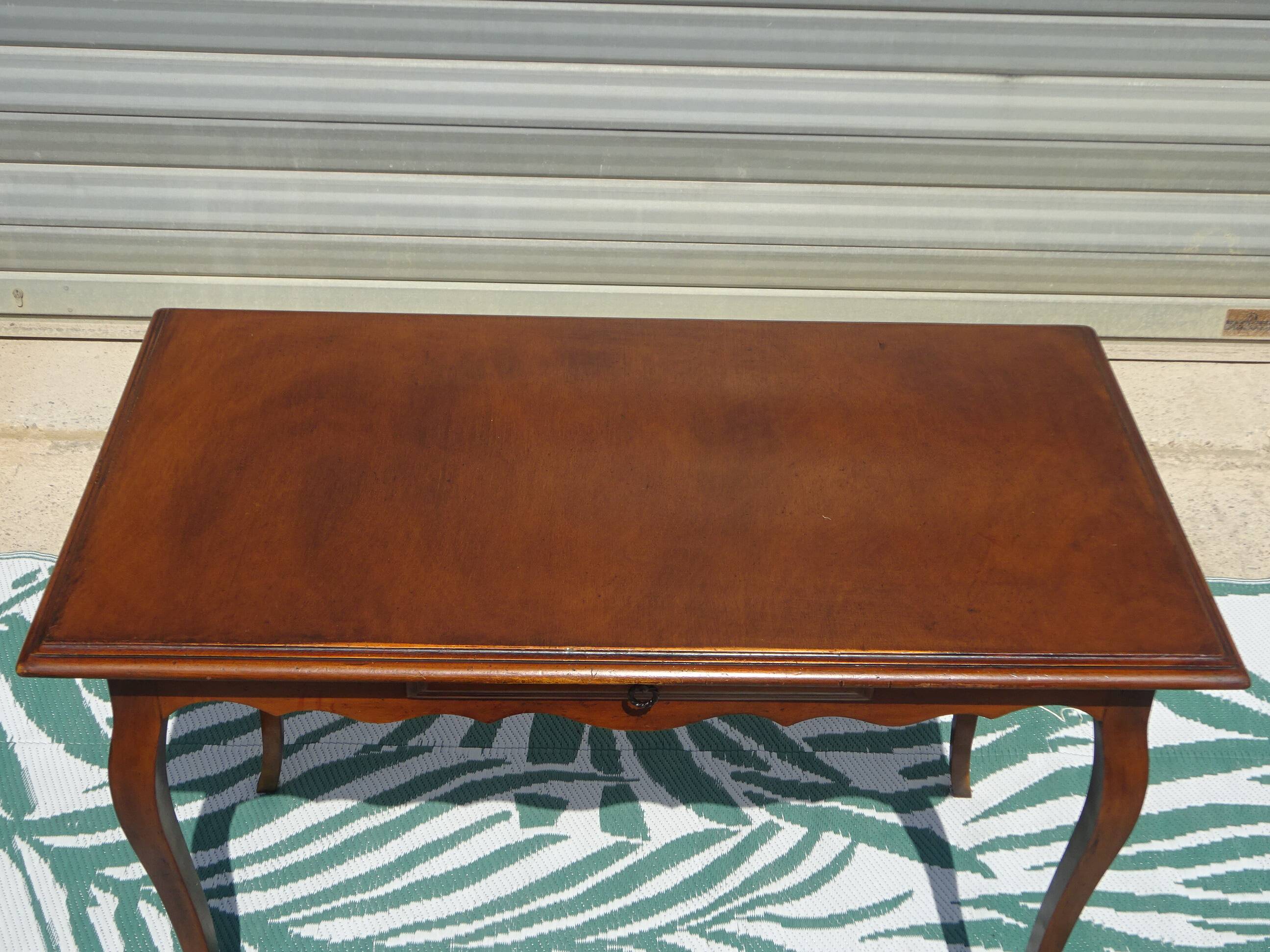 Petit bureau en bois de style Louis XV