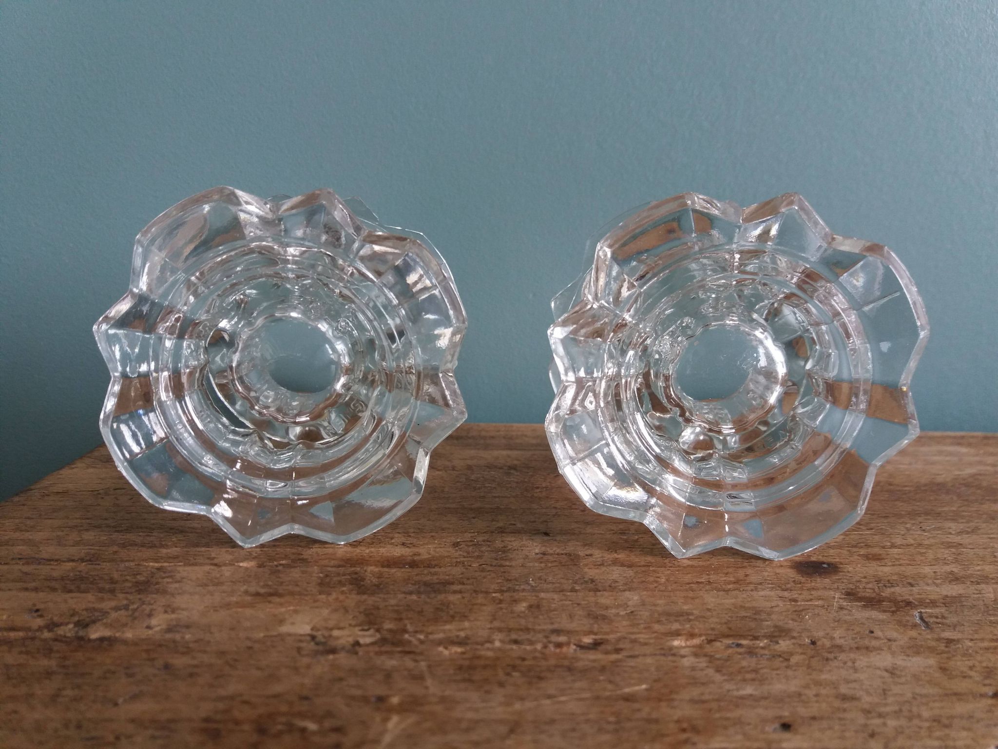 Paire de bougeoirs en verre de Reims