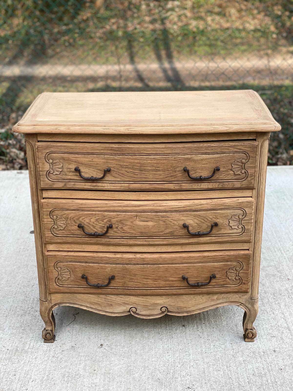 Commode vintage Louis XV rénovée en chêne brut