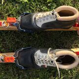 Vintage Esko Järvinen skis with his shoes