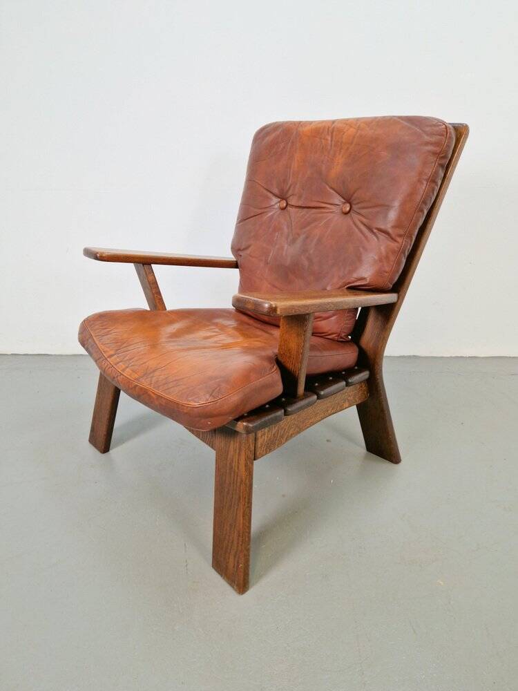 Fauteuil en bois brutaliste avec revêtement en cuir marron, Allemagne, années 1960.