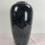 Vase moucheté noir et blanc