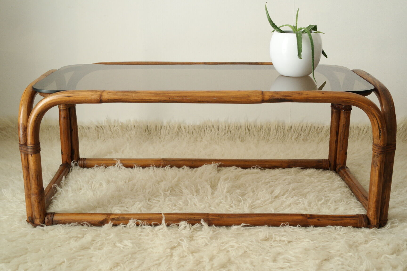 Table basse en bambou et verre fumé vintage