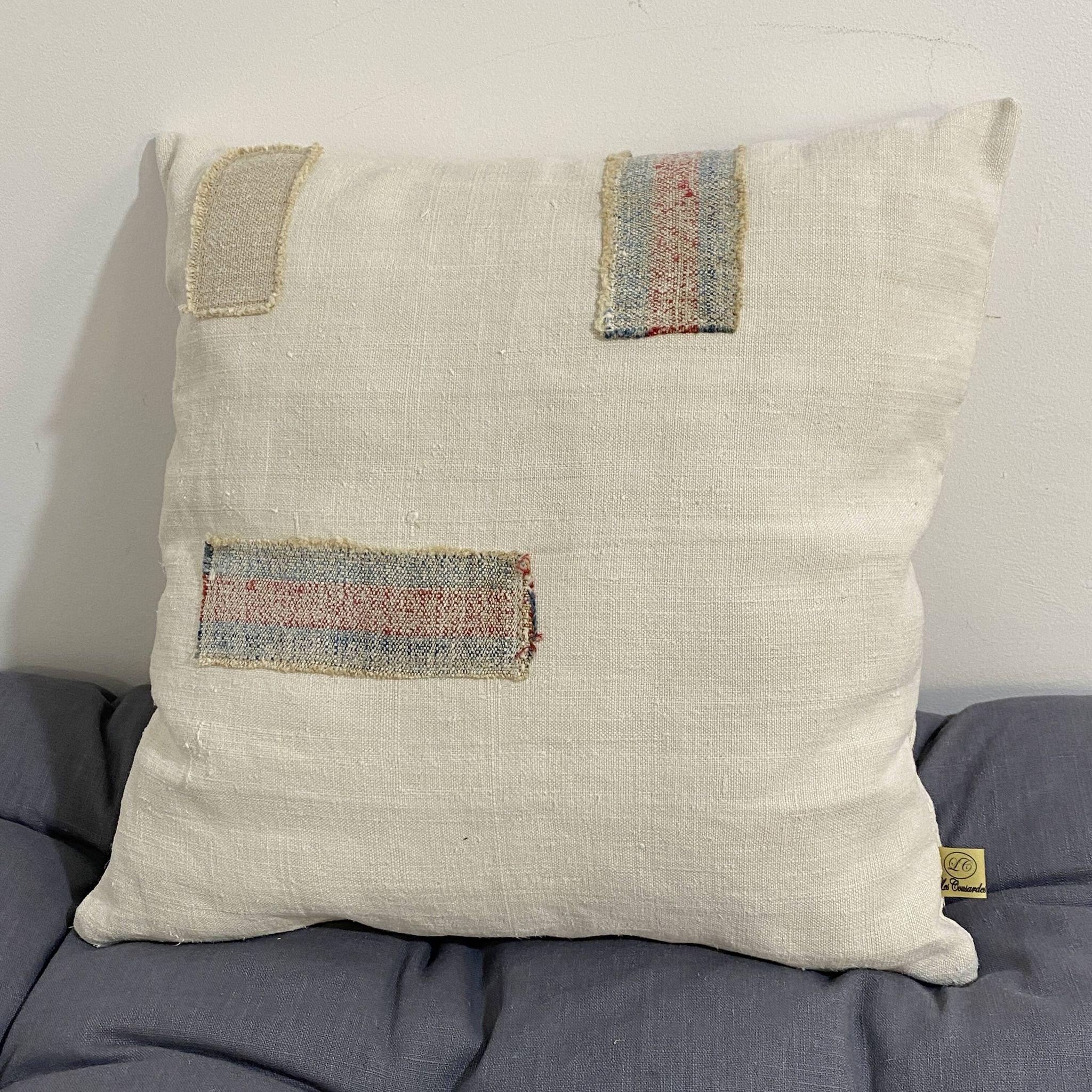 Coussin carré en toile ancienne style Kilim