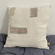 Coussin carré en toile ancienne style Kilim