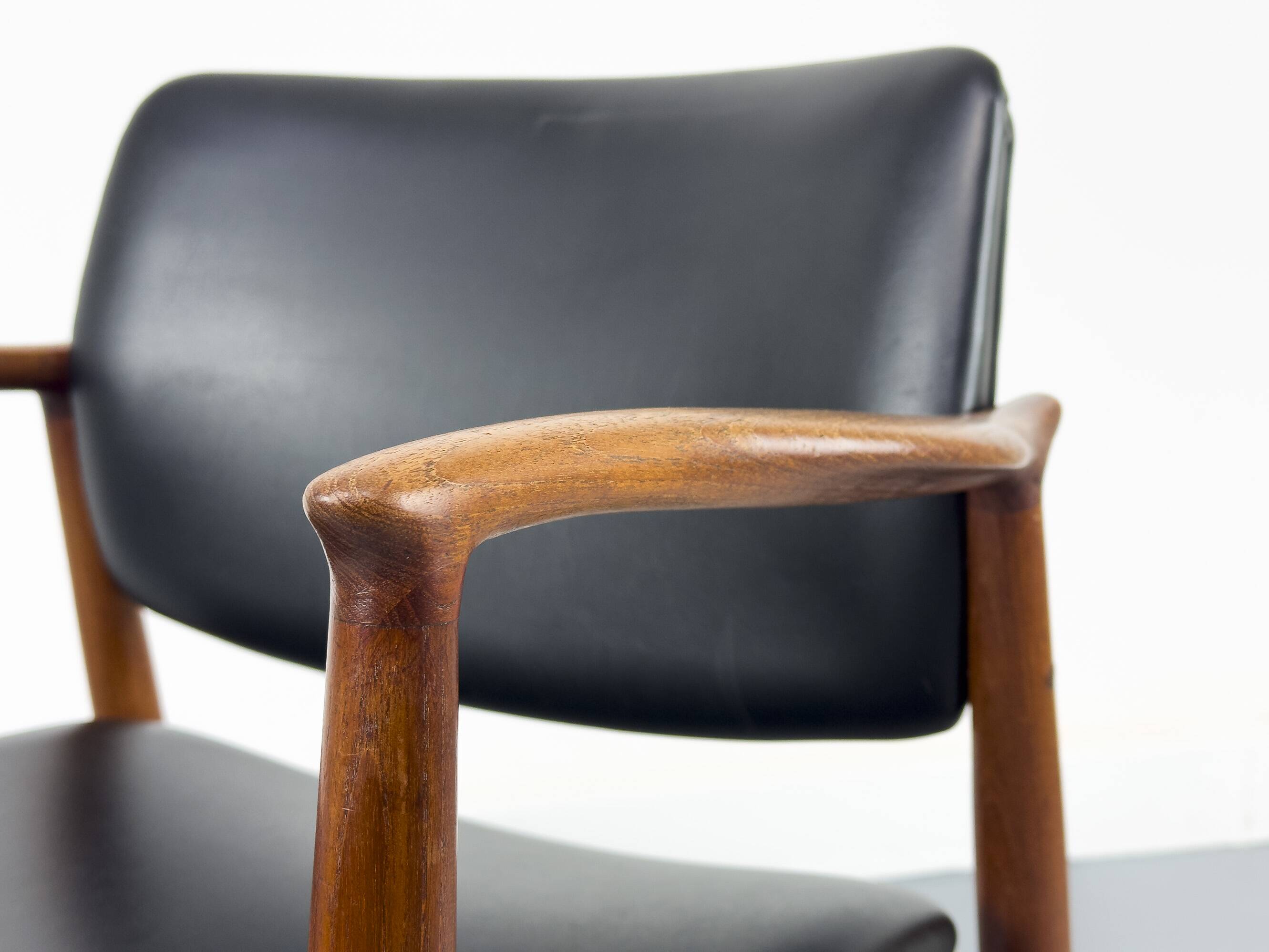 Fauteuil en teck danois par Erik Buch pour Ørum Møbelfabrik, années 1960.