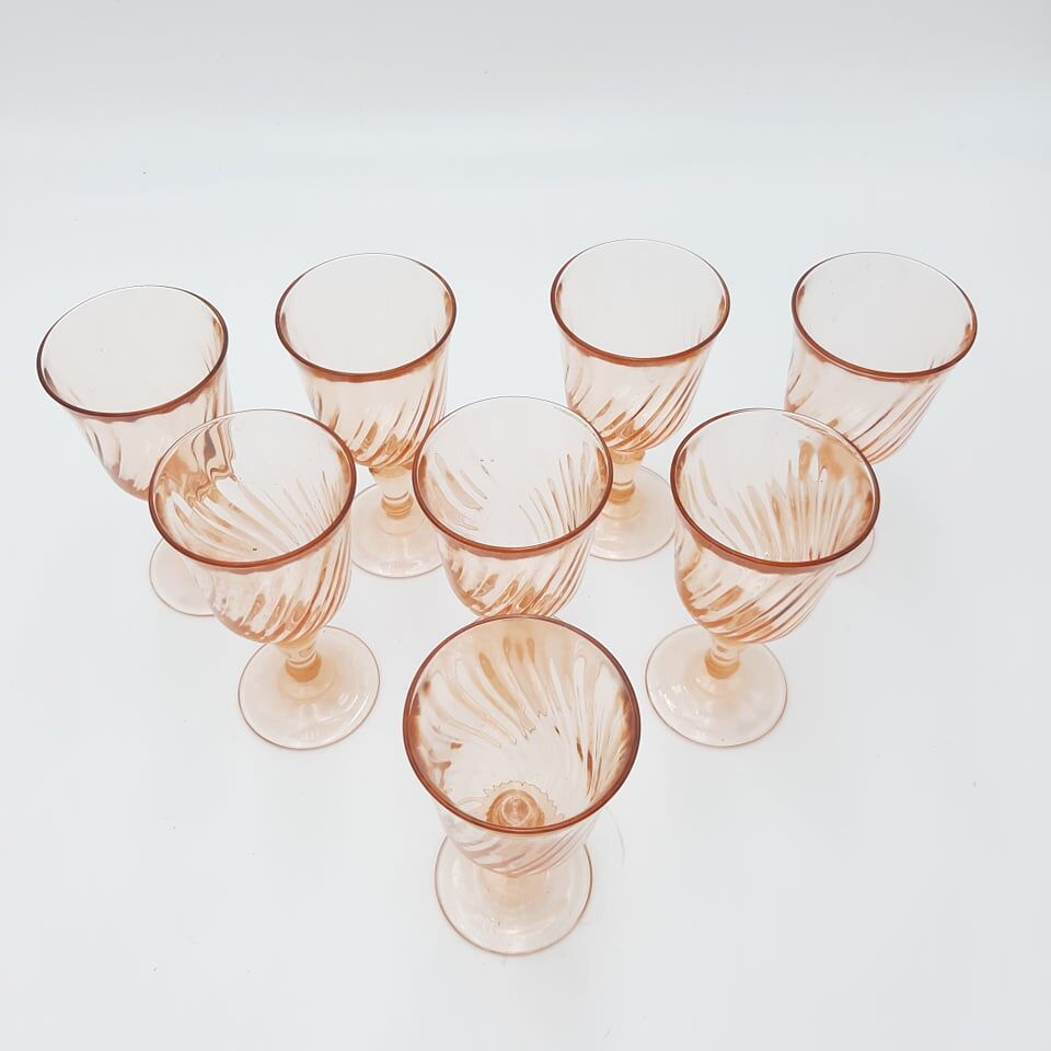 Set of 8 pink glasses