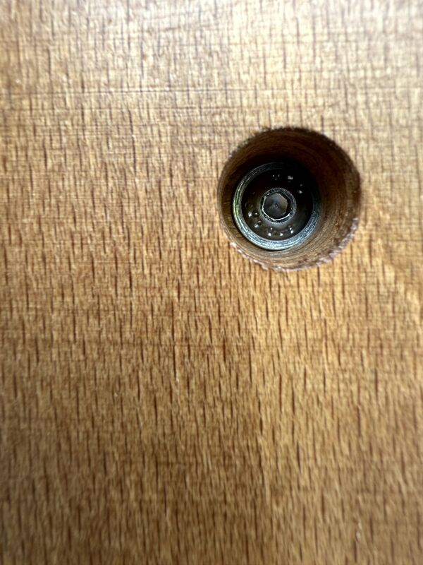 Chaise scandinave “style Elefy”, coque blanche & pieds bois – comme neuve