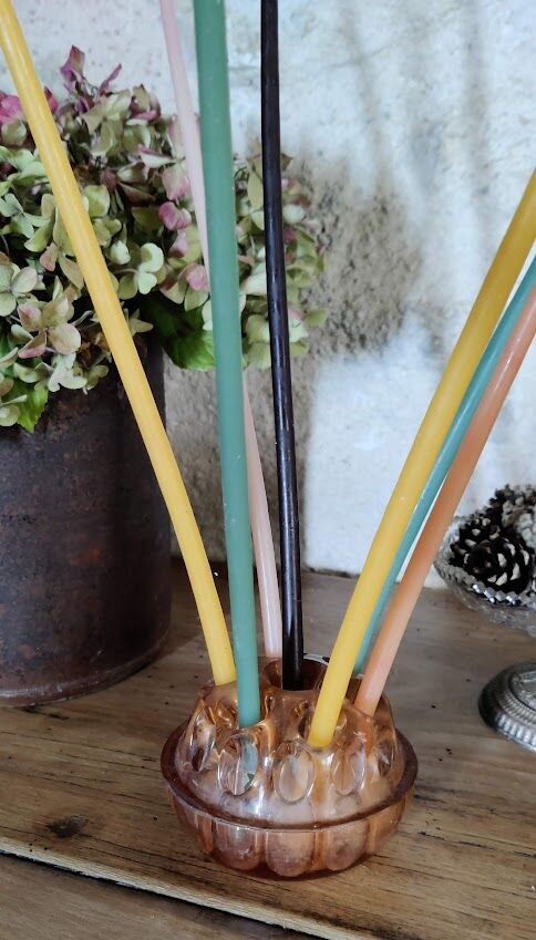 Vase stings ancient pink flowers