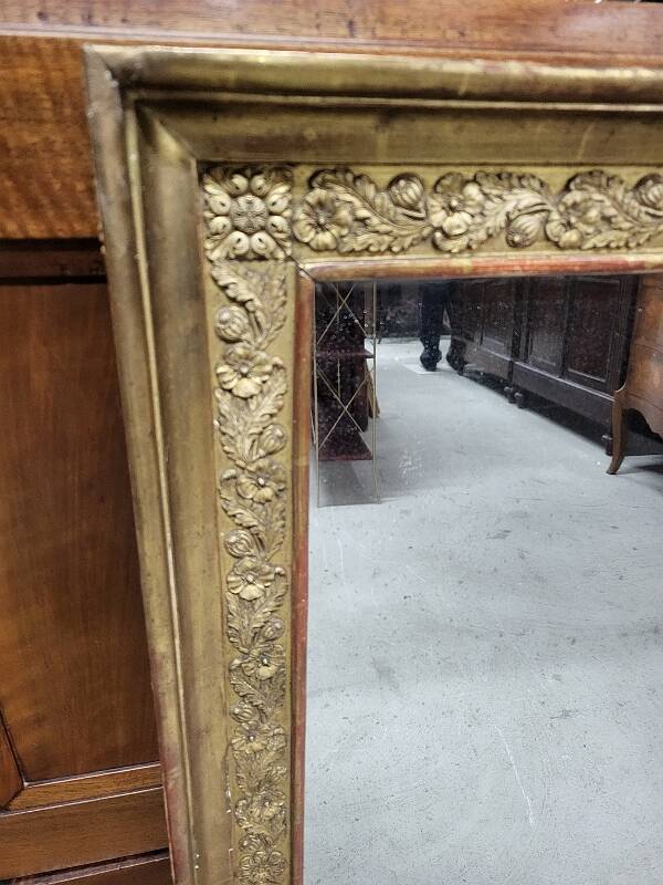 19th century gilt mirror with flowers and foliage decor