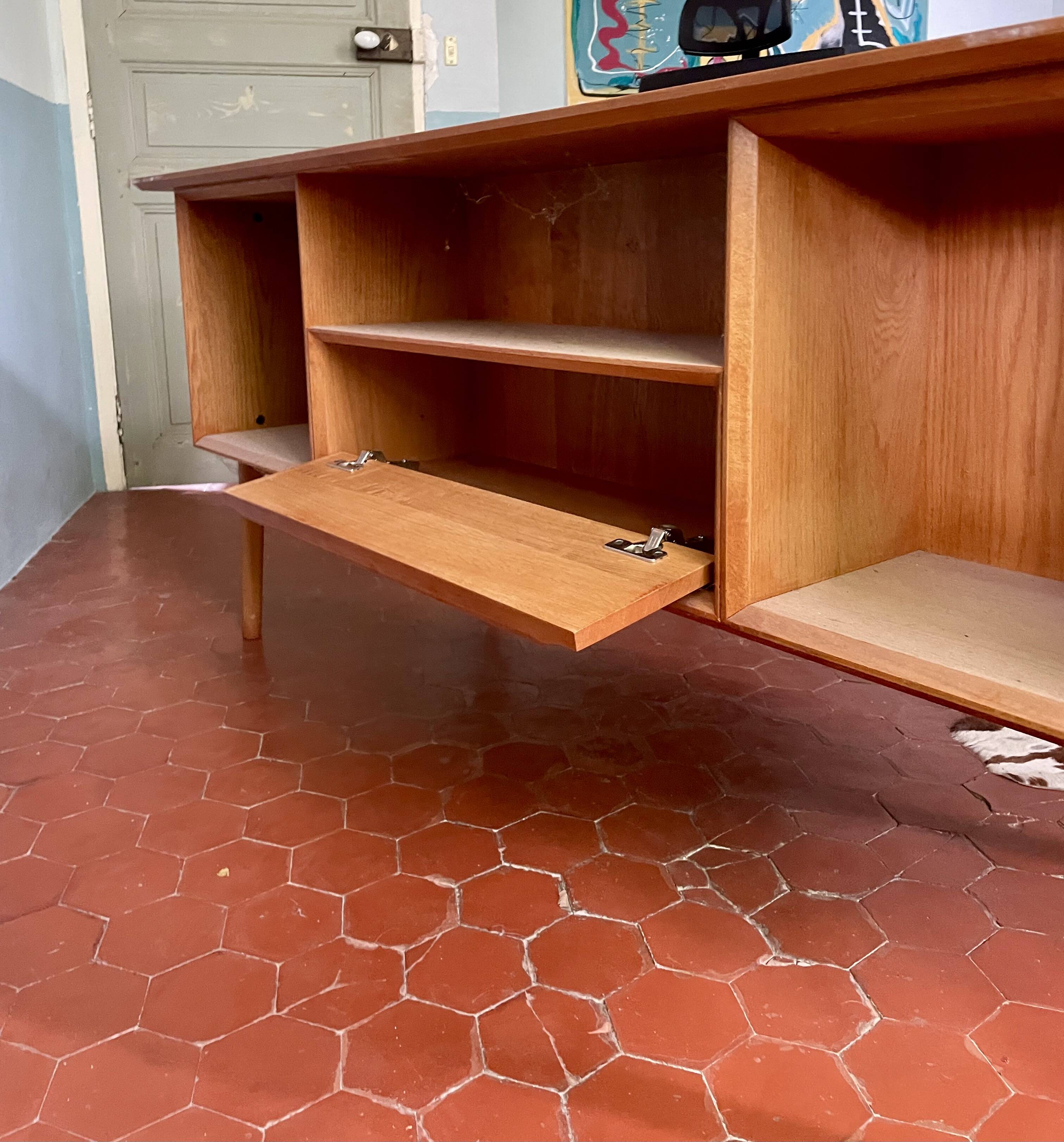 Grand bureau scandinave en bois milieu de siècle