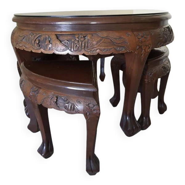Table basse sculptée et 4 tabourets encastrables