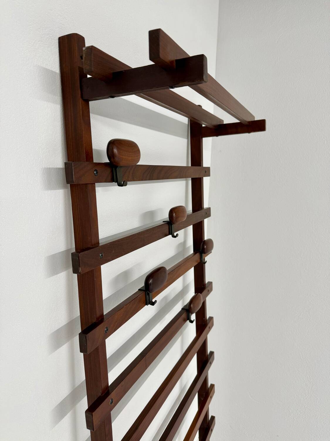 Antique Italian design wall coat rack Ezhio Longhi / Elam vintage teak