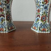 Paire de vases en faïence de Delft polychrome, Hollande, années 1960