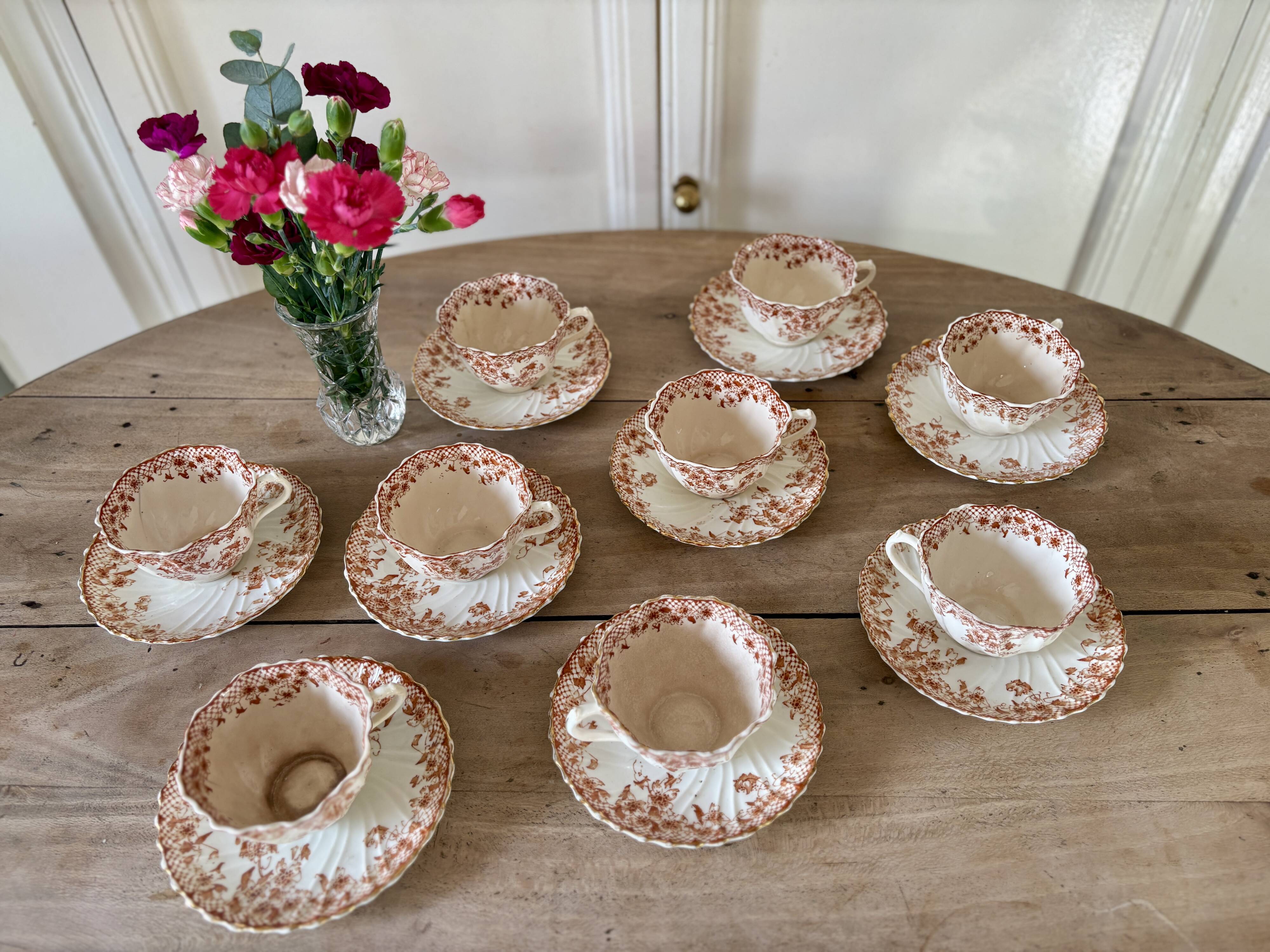 Lot de 9 tasses à thé ou café et le pot à lait en porcelaine fine Anglaise - Royal Albert