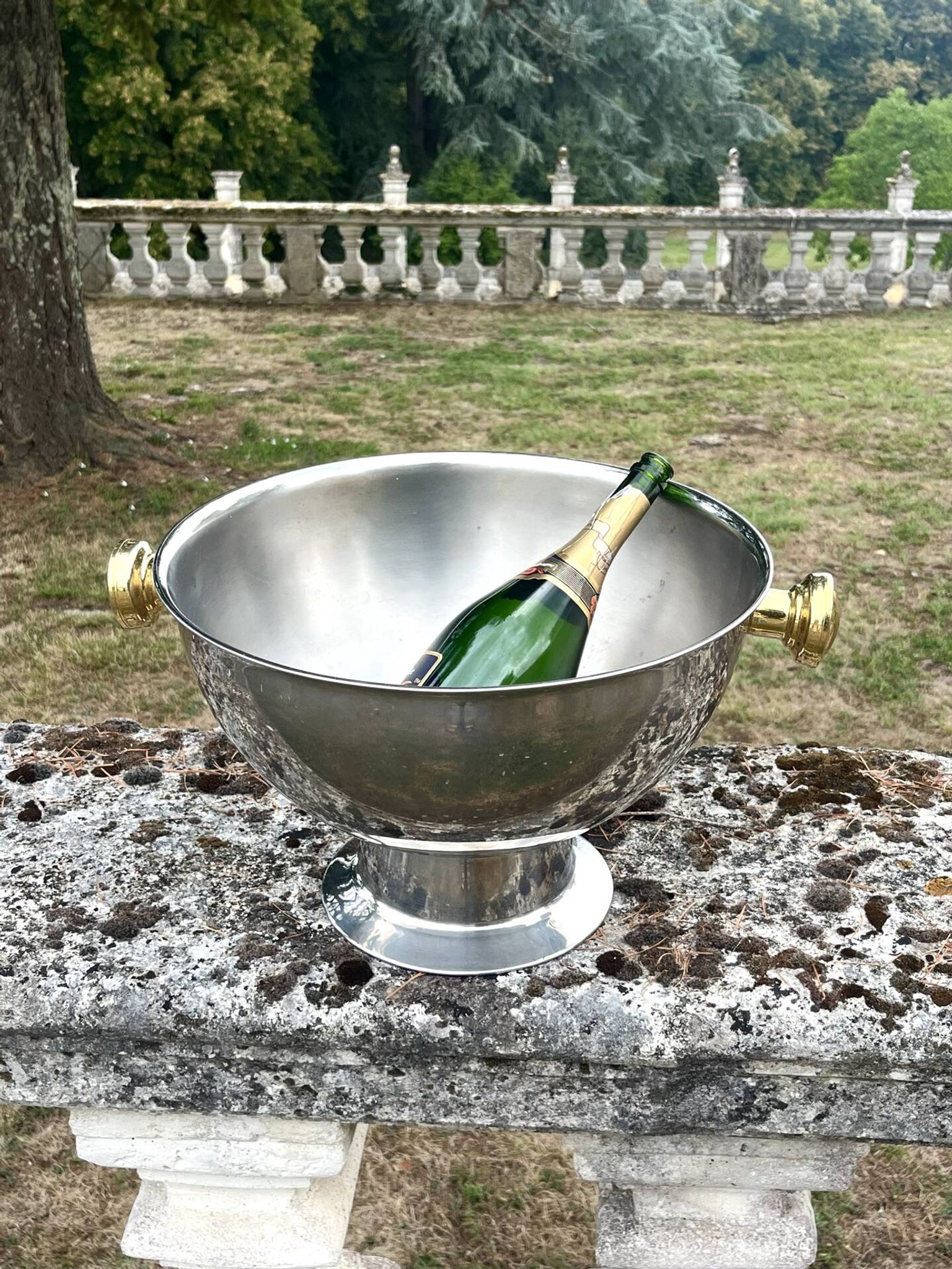 Grand seau à champagne en aluminium avec poignées dorées.