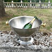Grand seau à champagne en aluminium avec poignées dorées.