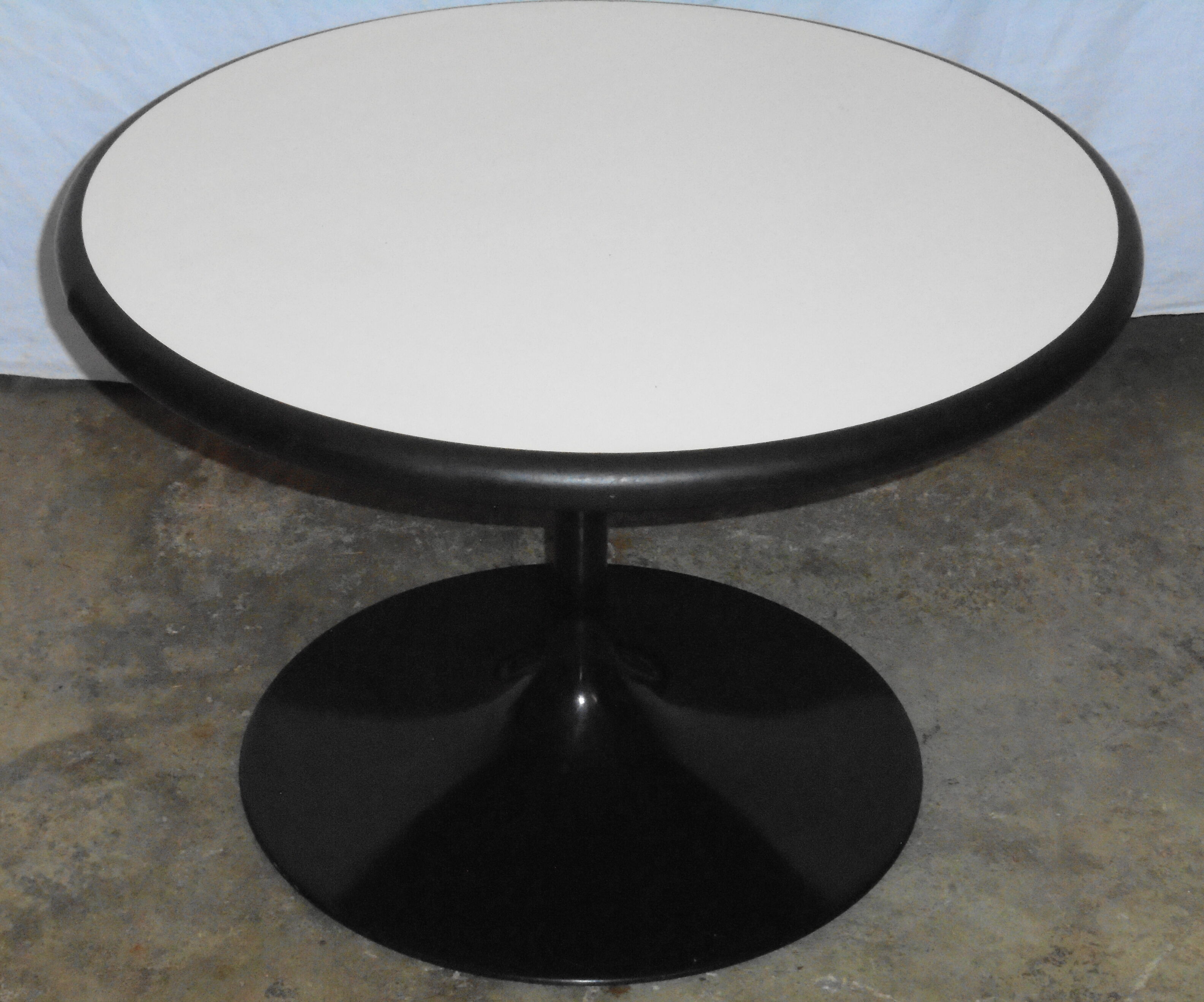 Coffee table round double-sided tray and tulip foot 70s