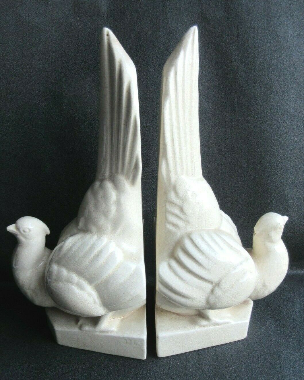 Cracked white ceramic Art Deco book-snables: Birds, Doves