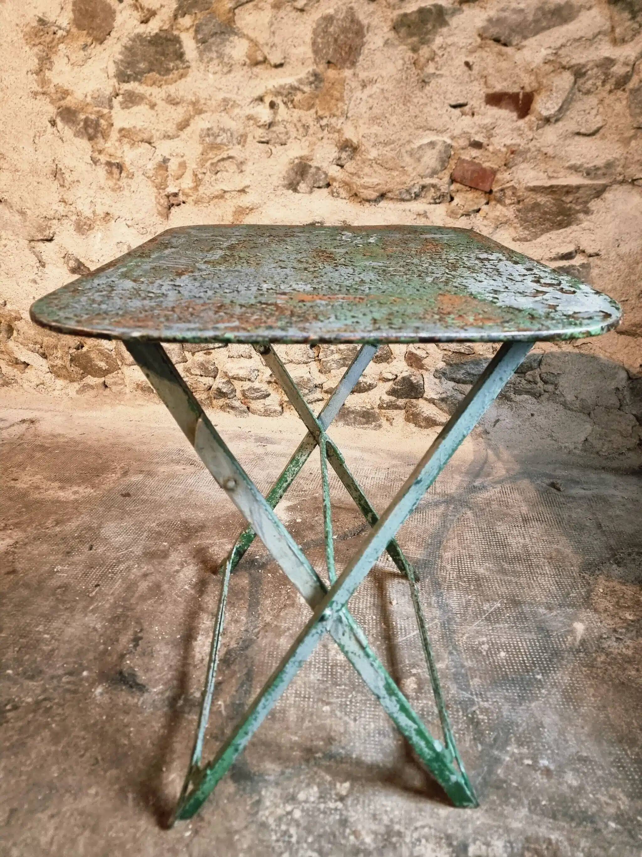 Table bistrot pliante française en fer riveté, années 1920