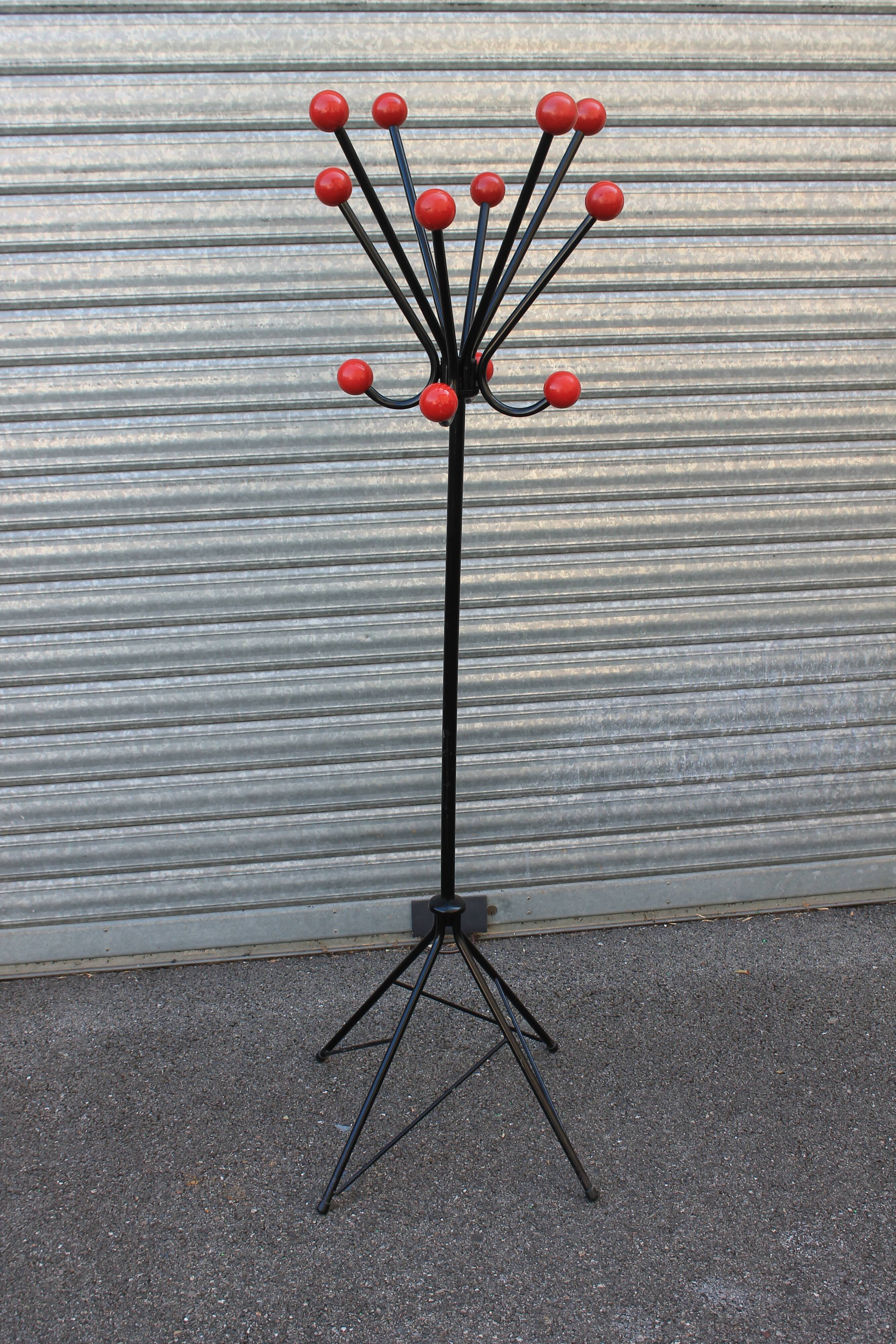 Ball-wearing coat hanger