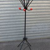 Ball-wearing coat hanger