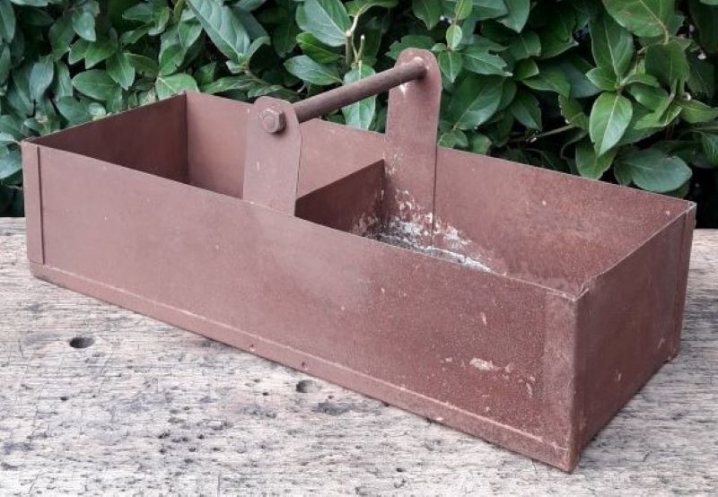 Metal crate with 2 compartments