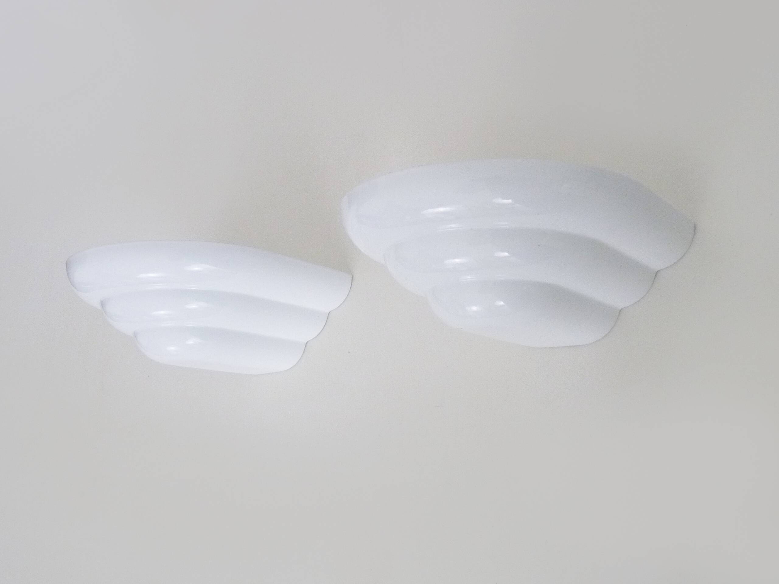 Pair of Art Deco style wall lights in white lacquered metal. 1980s