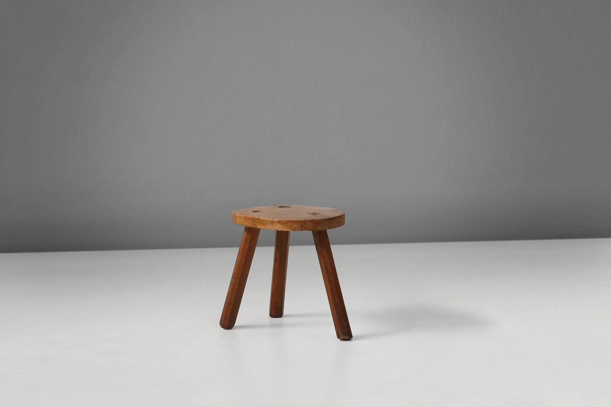 Tabouret en bois rustique sur trépied, France années 1920