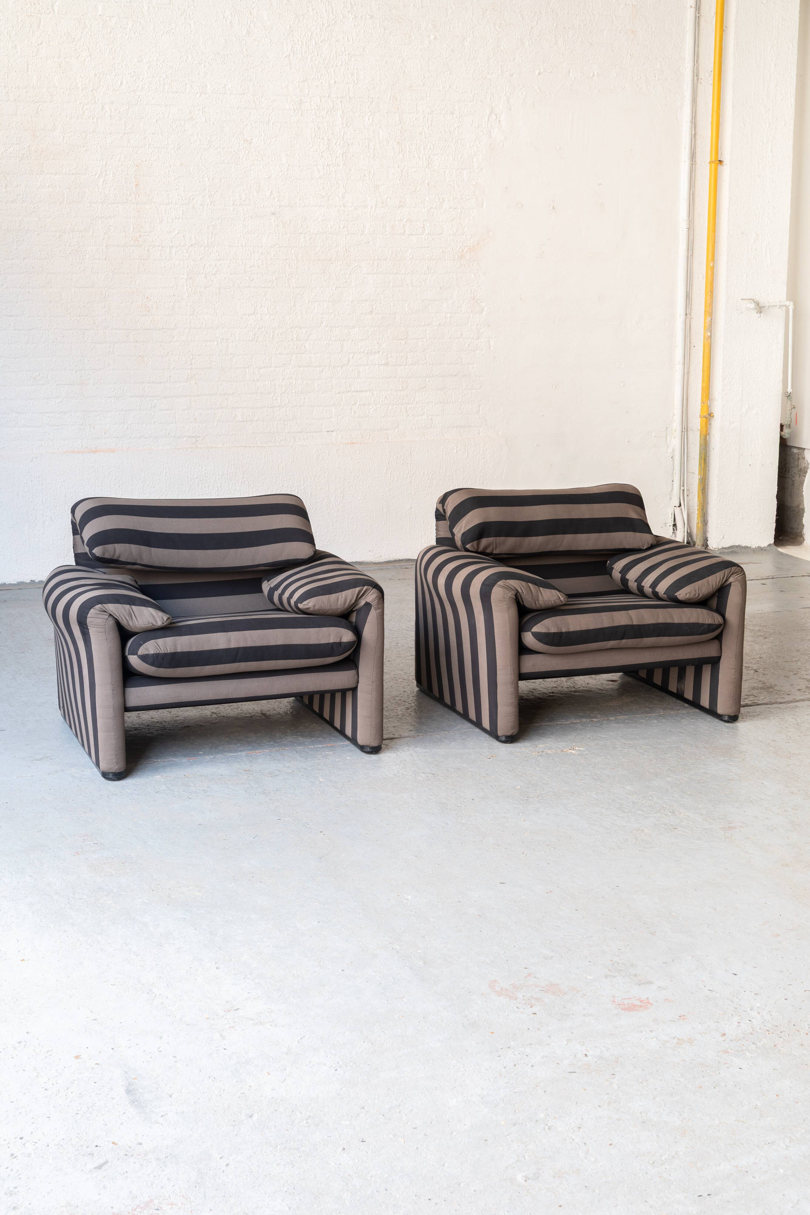Set of 2 easy chairs 'Maralunga' by Vico Magistretti