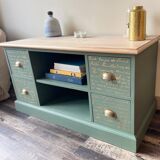 Low green and gold storage unit